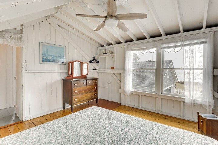 Charming Westbrook Cottage Steps to Private Beach