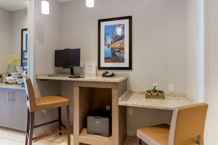 Business Center 36 of 36