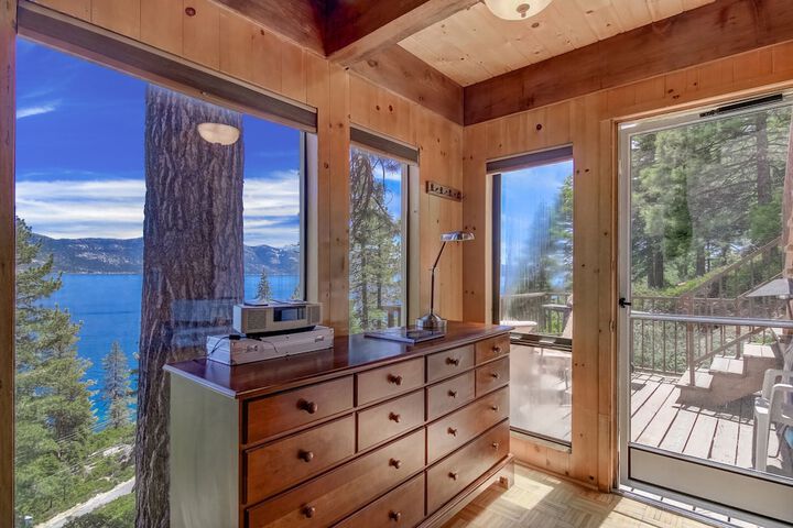 Stunning Views at Stargazer Lakefront Studio!