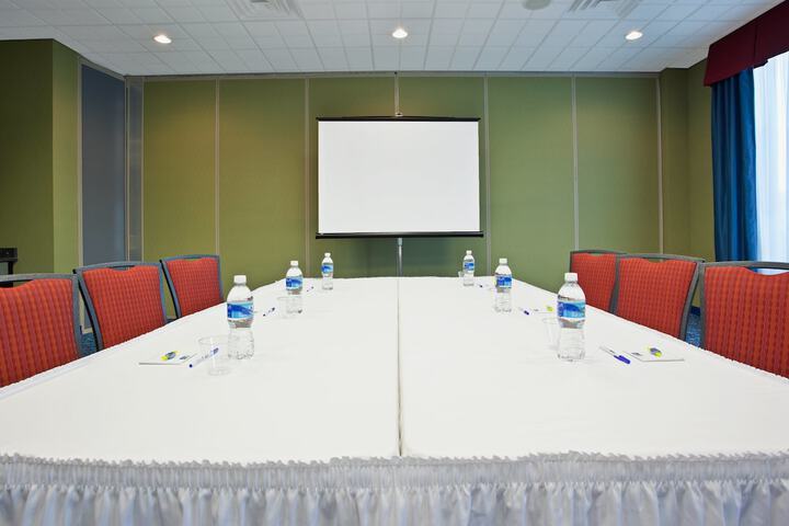 Holiday Inn Express & Suites Akron Regional Airport Area by IHG