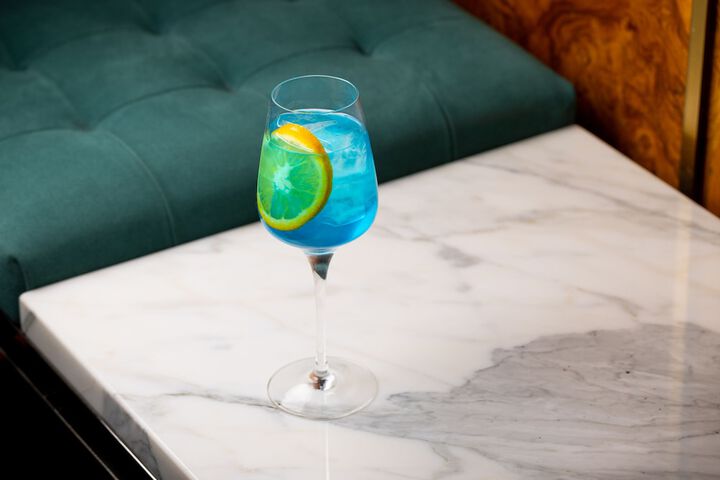 Lounge 76 of 86