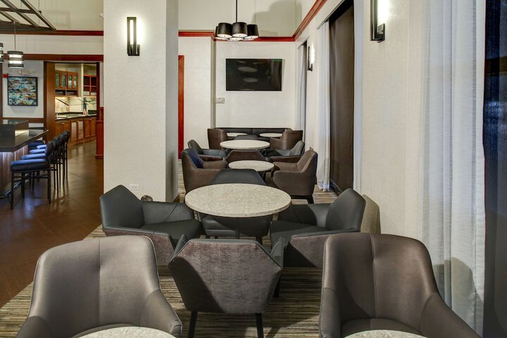 Lounge 40 of 43
