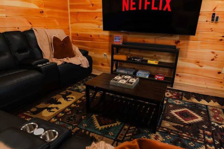 Sleeps 16! Luxury Cabin With Game Room & Hot Tub
