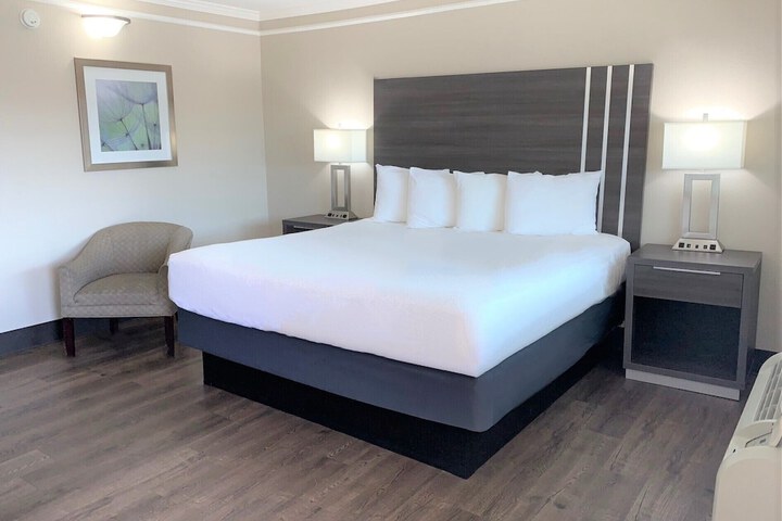 Room 6 of 10