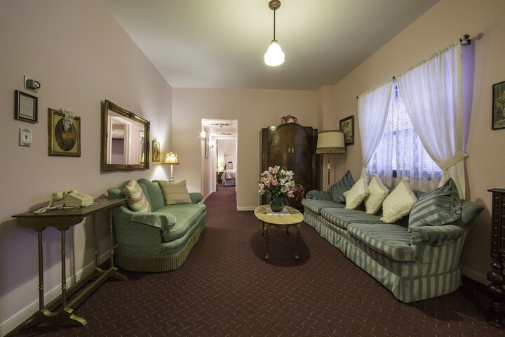 Room 17 of 38