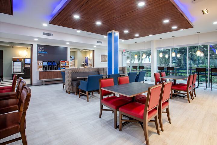 Holiday Inn Express & Suites Deland South by IHG