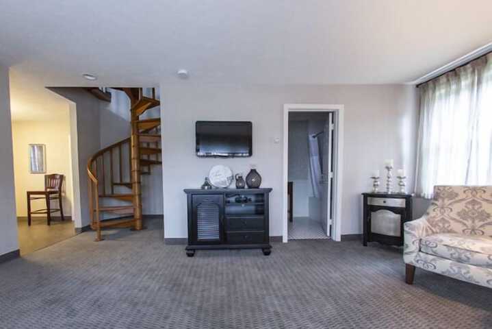 Room 13 of 33
