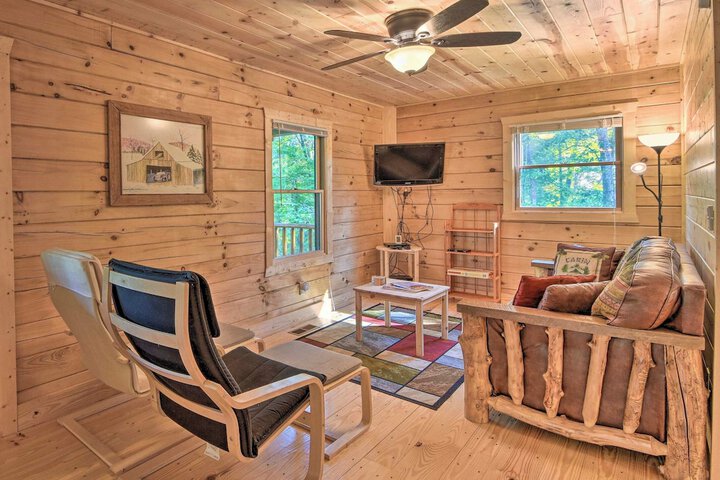 Secluded Cabin w / Deck 13 Miles to Downtown Murphy