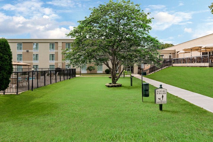 Hotel Exterior 43 of 43