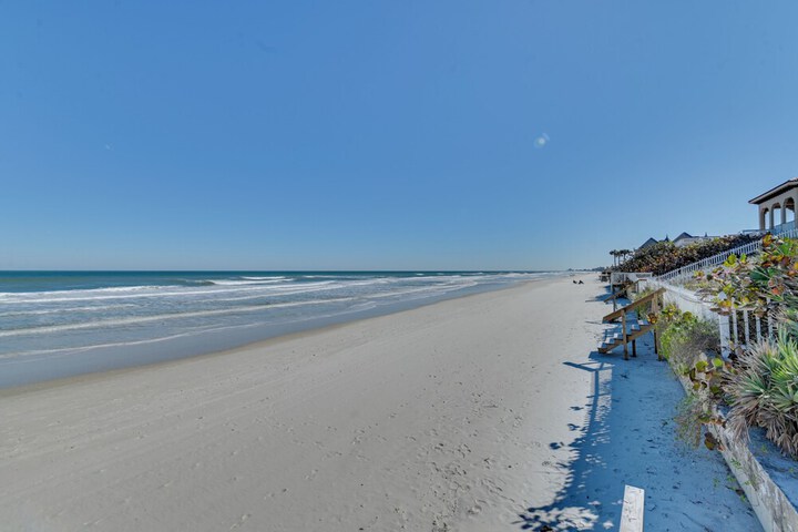 Oceanfront Escape on Wilbur Beach!