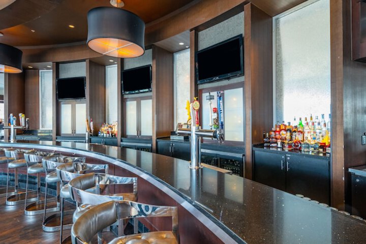 Lounge 53 of 69