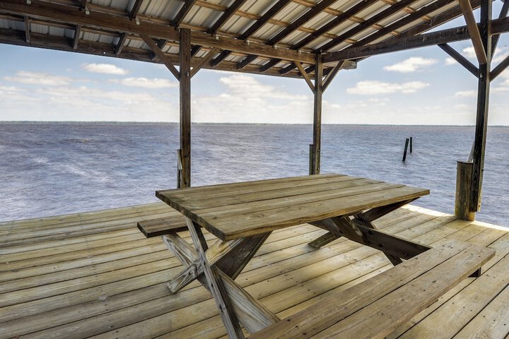 Renovated Crescent Lake Escape w / Waterfront Deck!