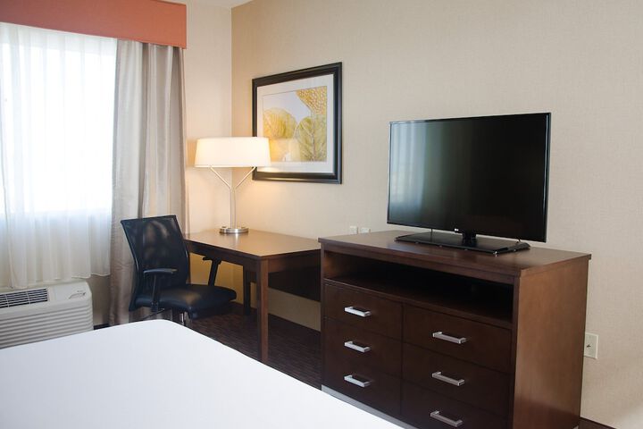 Holiday Inn Express Hotel & Suites Watertown-Thousand Island by IHG