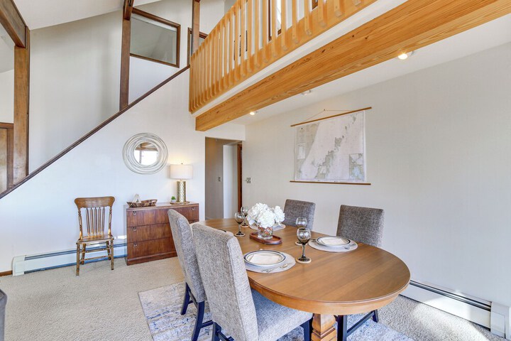 Private Beach & Deck: Spacious Lake Michigan Home