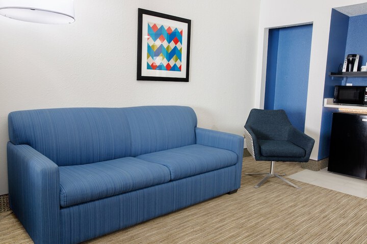 Room 32 of 47