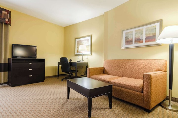 Comfort Suites Salina South