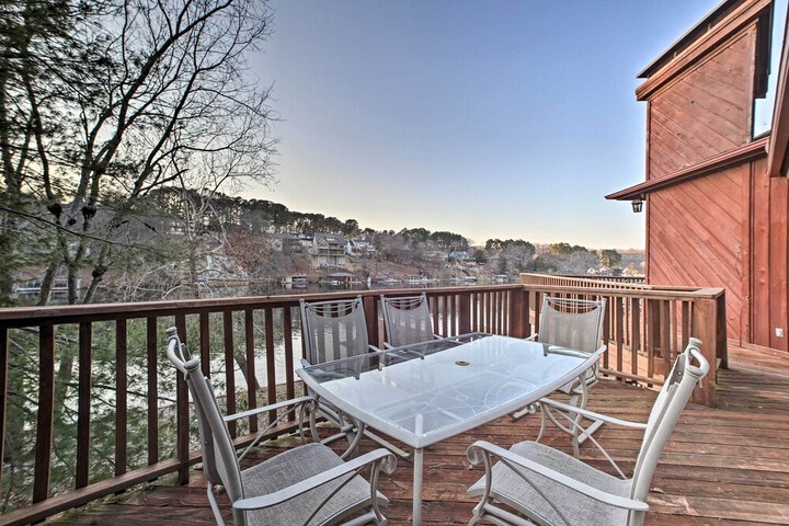 Lakefront Retreat w / Dock & Beach: 2 Miles to Golf