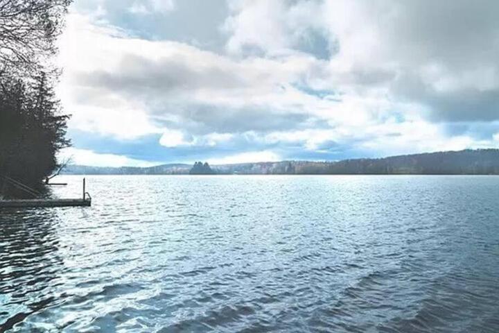Crescent Lakehouse - Surf Ski and Serenity