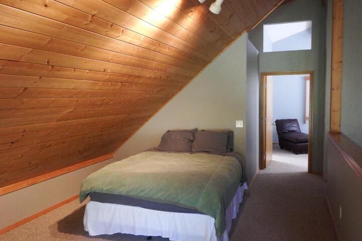 Chalet-style cabin near Mt. Rainier and Crystal