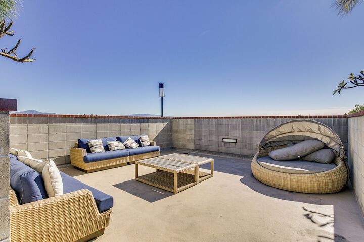 By Seaport Village & Navy Base! Chic Condo w / Pool