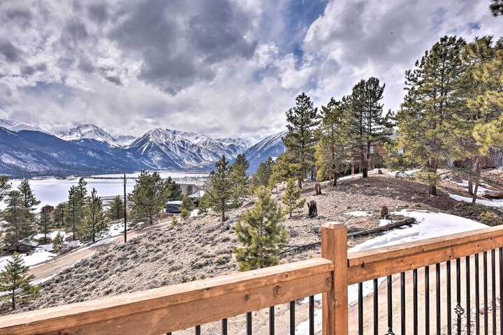 Gorgeous Twin Lakes Home w / Deck Overlooking Mtns!