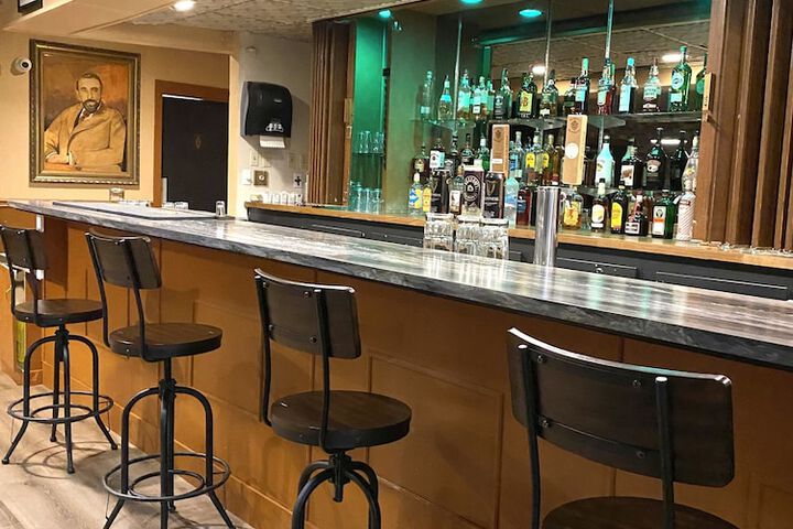 Lounge 52 of 58
