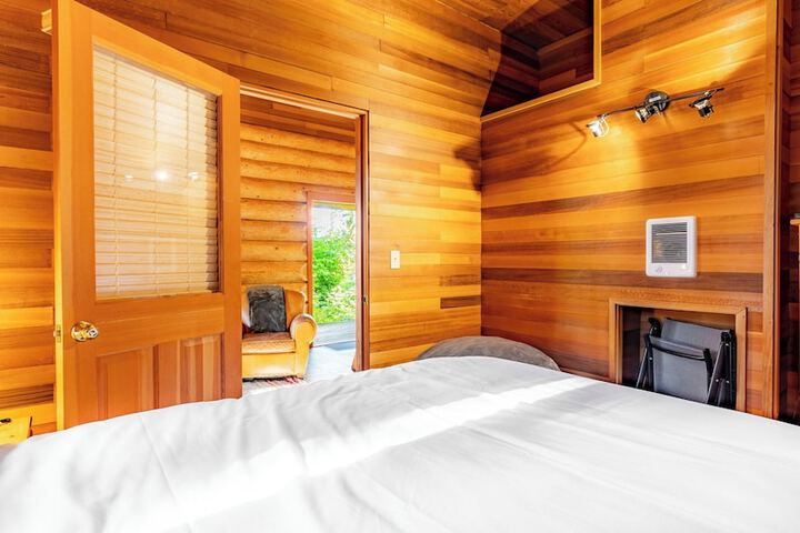 Penn Cove Overlook by Avantstay Cabin w / Views