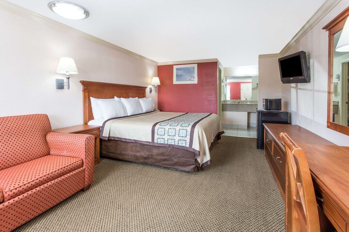Room 8 of 16