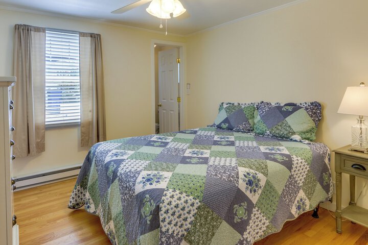Cozy Westbrook Vacation Rental - Walk to Beach!