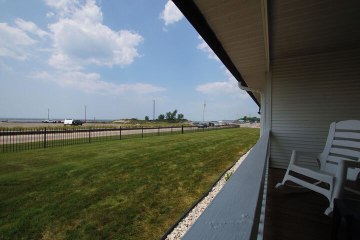 Snyders Shoreline Inn