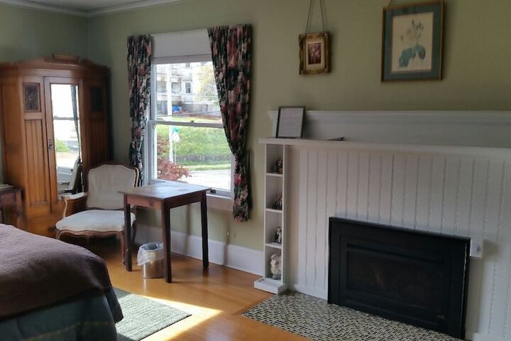 Room 5 of 12