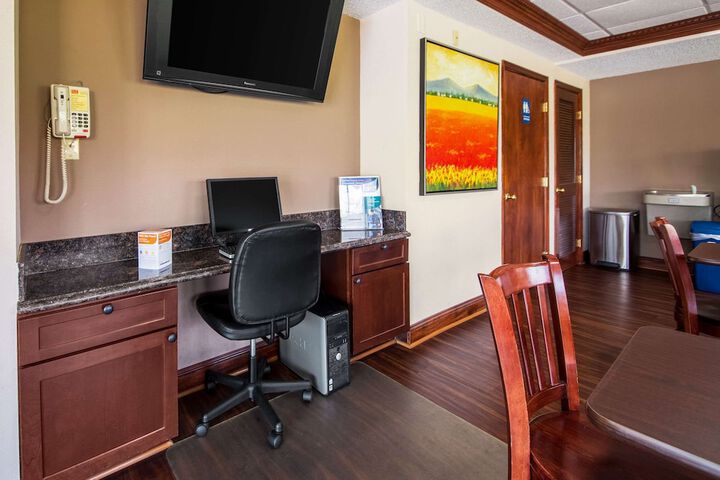 Business Center 28 of 28
