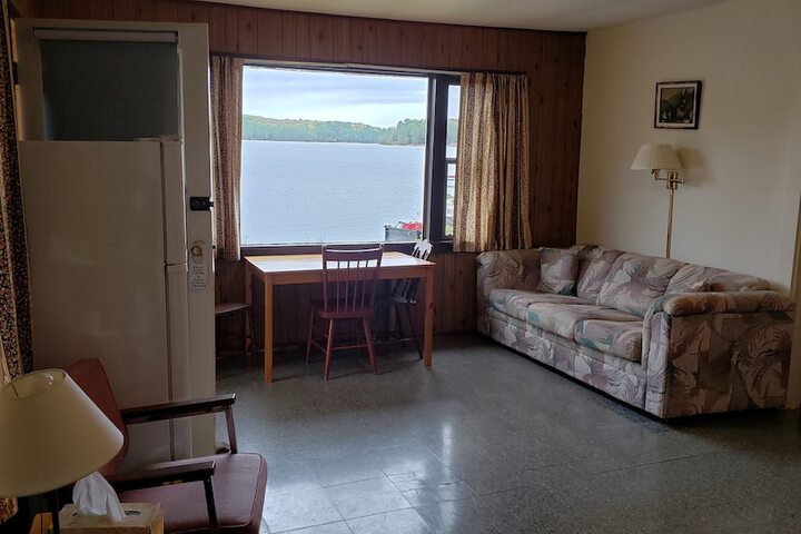 Room 52 of 215