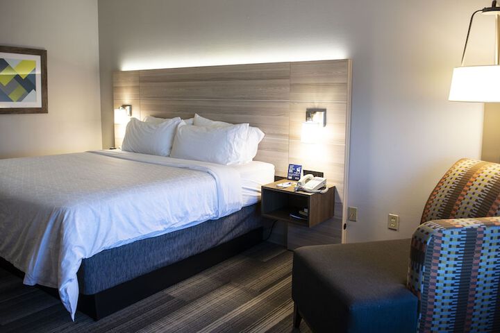 Holiday Inn Express & Suites Sedalia by IHG
