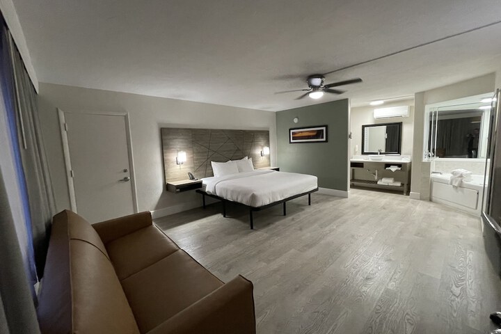 Room 52 of 77