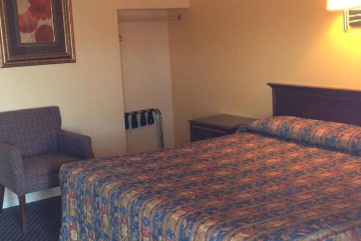 BUDGET HOST INN