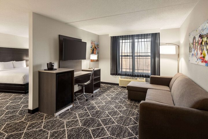 La Quinta Inn & Suites by Wyndham Lake George