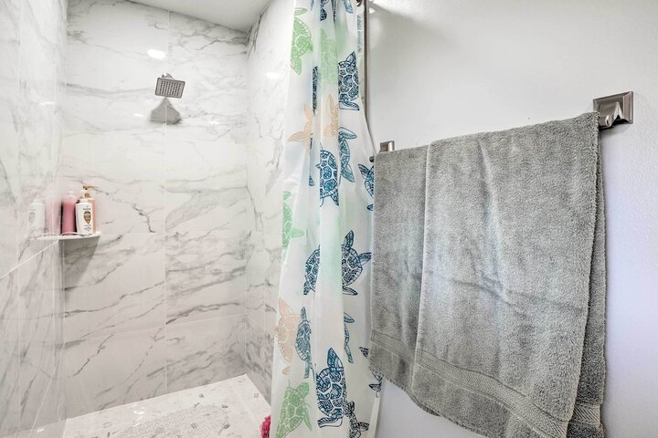 3 Mi to Philippe Park & Pier: Stunning Retreat
