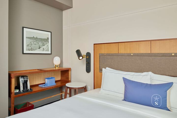 Room 32 of 62