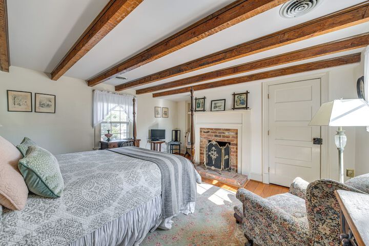 Terre Haute Manor Farmhouse w / Gardens & Deck!