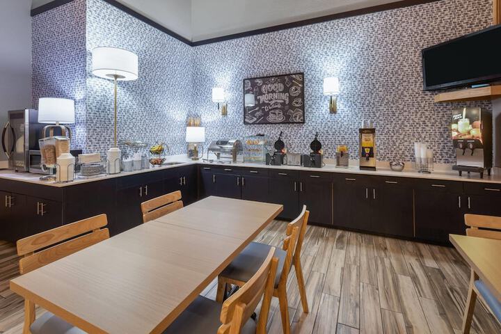 AmericInn by Wyndham Douglas / Saugatuck