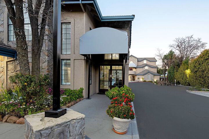 Hotel Exterior 38 of 41