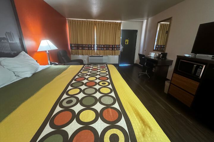 Room 13 of 33