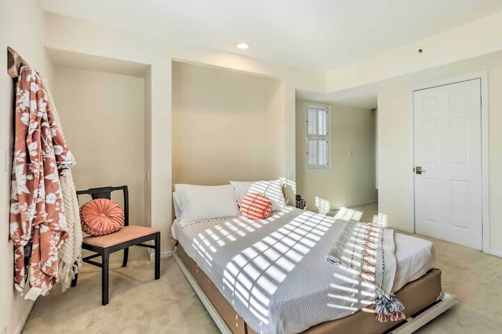 Lovely Norwich Villa on Golf Course w / Amenities!