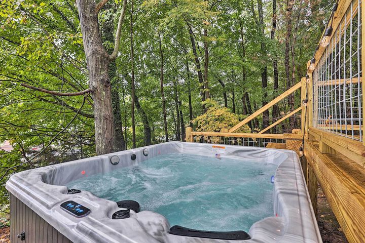 Hilltop Hideaway w / Scenic Views & Hot Tub!