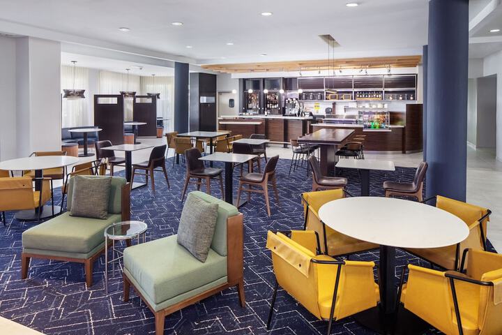 Courtyard by Marriott Charleston Downtown / Civic Center