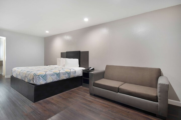 Room 8 of 28