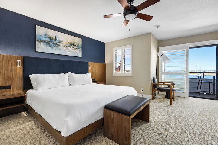 456 Embarcadero Inn & Suites