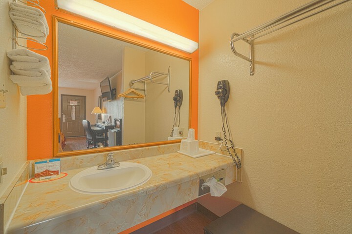 Regency Inn & Suites by OYO Bay City TX