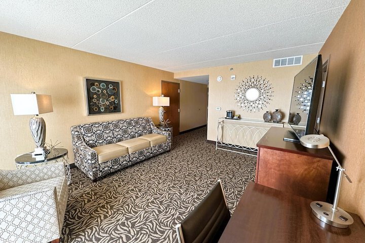 DoubleTree by Hilton Bay City - Riverfront